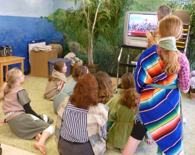 students view the resulting pictures on the TV.